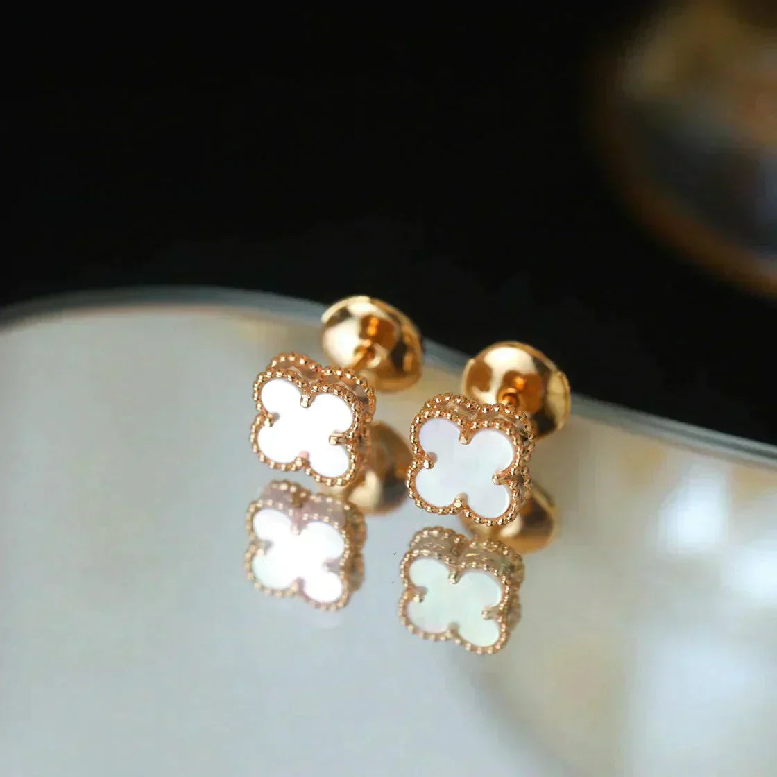 [Jesse jewelry]CLOVER MINI 9.5MM WHITE MOP EARRINGS