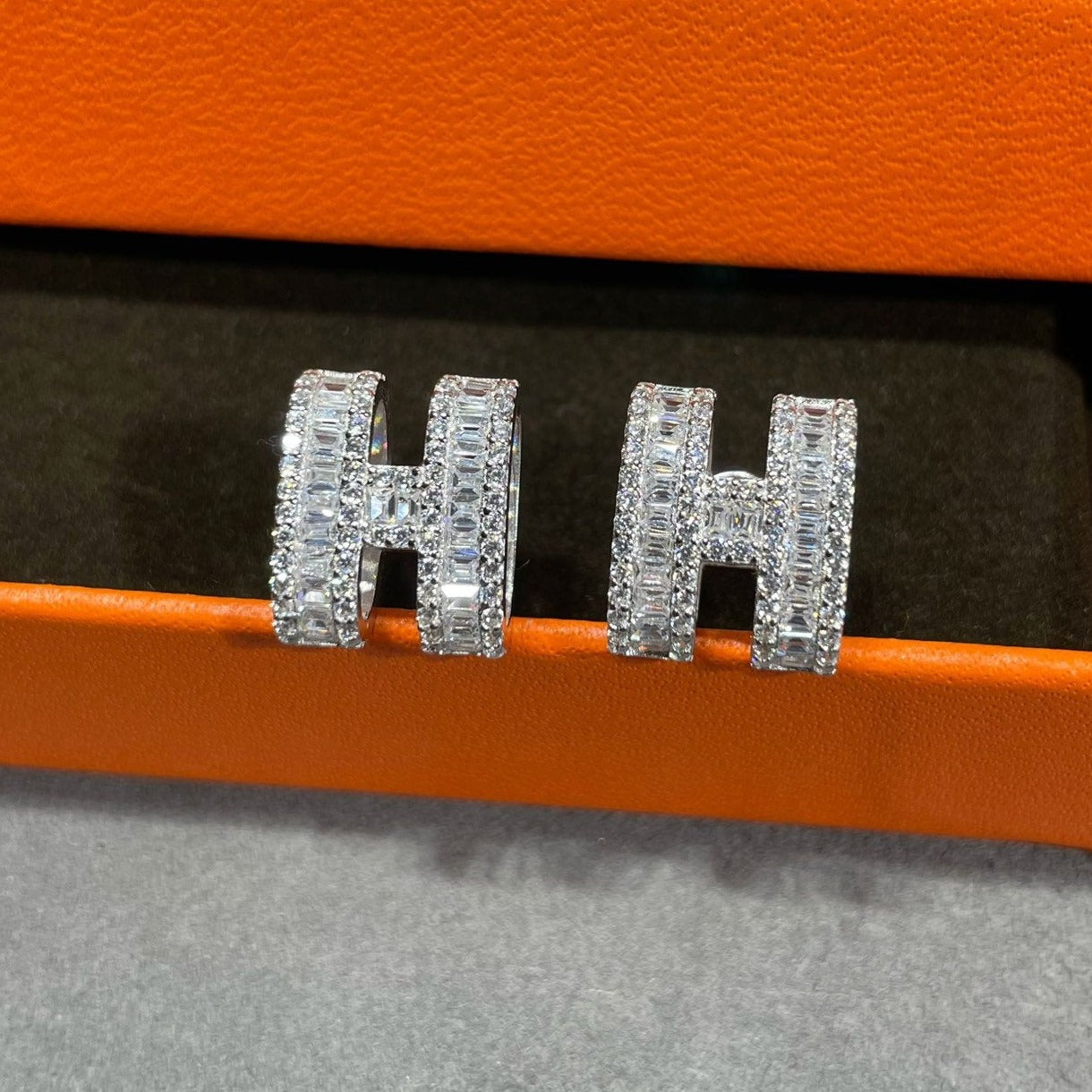 [Jesse jewelry]H STUD EARRINGS WITH SILVER DIAMONDS